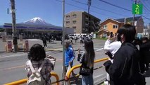 Una ciudad japonesa bloqueará la vista del Monte Fuji ante el turismo masivo
