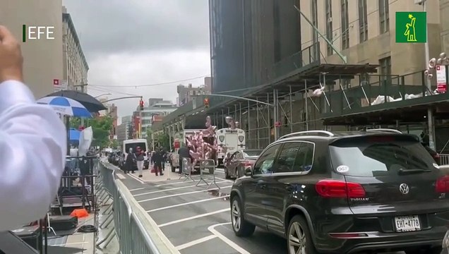 Decenas de globos en forma de pene sobrevuelan la corte donde se juzga al expresidente Donald Trump