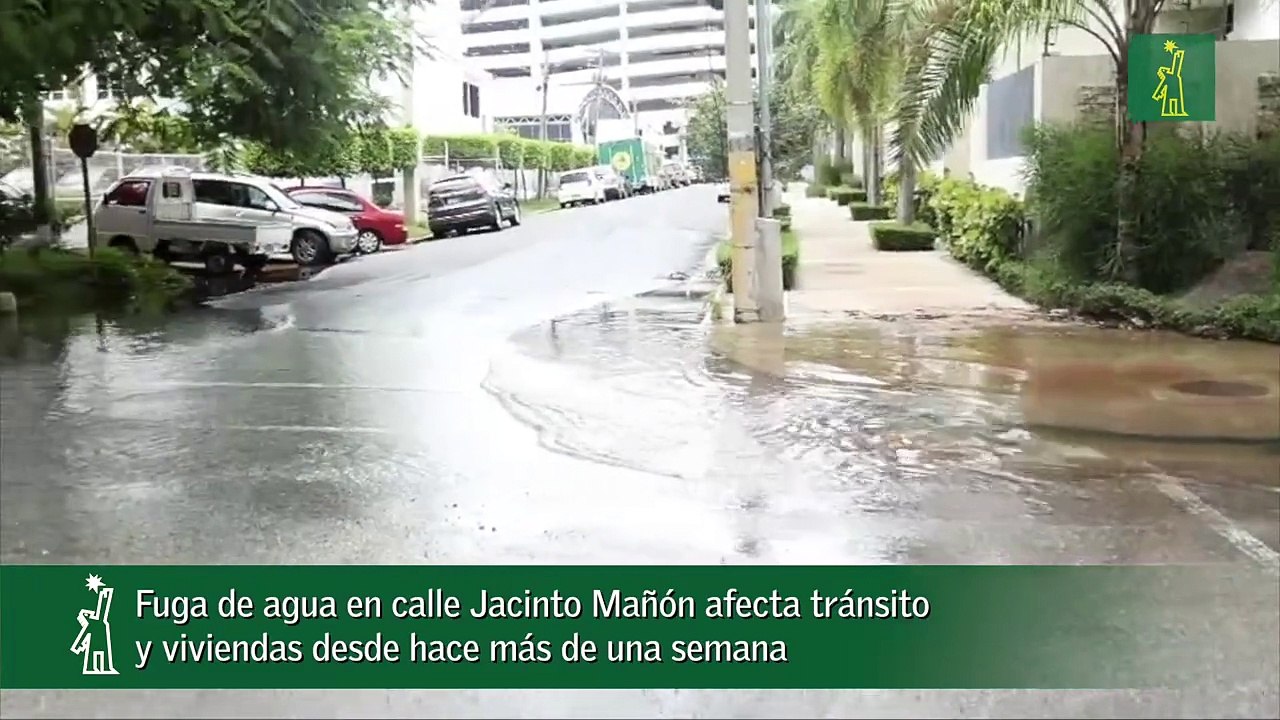 Fuga de agua en calle Jacinto Mañón afecta tránsito y viviendas desde hace más de una semana.mp4