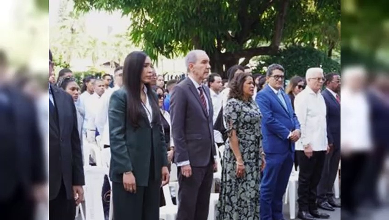 La Mescyt entrega becas internacionales a 385 estudiantes