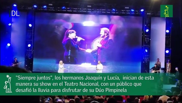 Siempre juntos, los hermanos Joaquín y Lucía, inician de esta manera su show en el Teatro Nacional, con un público que desafió la lluvia para disfrutar de su Dúo Pimpinela