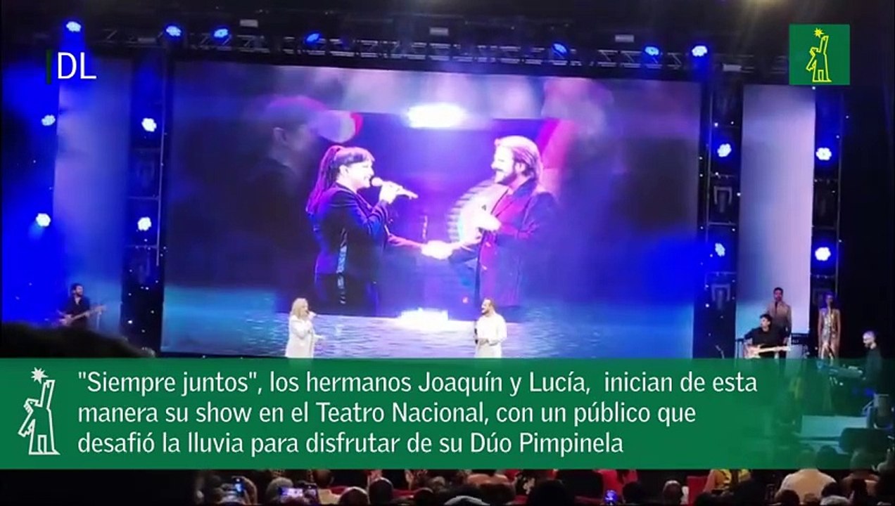 Siempre juntos, los hermanos Joaquín y Lucía,  inician de esta manera su show en el Teatro Nacional, con un público que desafió la lluvia para disfrutar de su Dúo Pimpinela