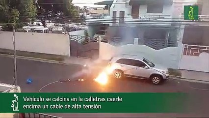 Vehículo se calcina en la calle tras caerle encima un cable de alta tensión.mp4
