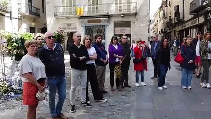 Vecinos de Girona guardan un minuto de silencio por las víctimas del atentado de Afganistán
