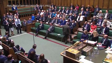 Diputado británico ovacionado al volver al Parlamento tras amputación de sus extremidades