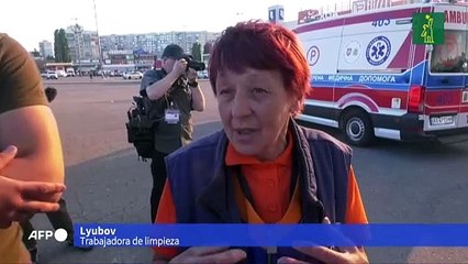 Al menos seis muertos deja bombardeo ruso a un hipermercado en el noreste de Ucrania