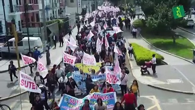 Cientos de maestros protestan por mejores salarios en Perú