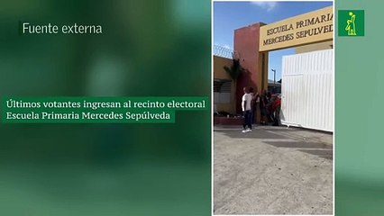 Últimos votantes ingresan al recinto electoral Escuela Primaria Mercedes Sepúlveda