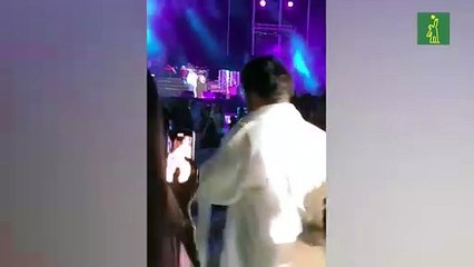 Manny Cruz “se tira” del escenario para cantar con el público