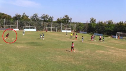 Punizione pazzesca: un missile da centrocampo degno di Roberto Carlos