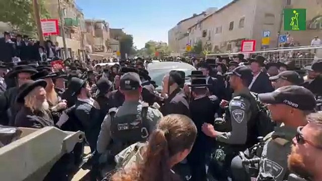 Una multitud de judíos ultraortodoxos protesta en Jerusalén contra el reclutamiento militar