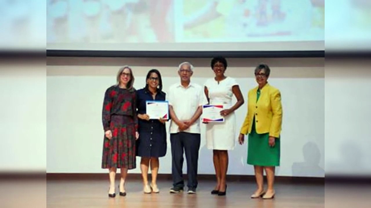 Minerd premia escuelas por sus logros en la alfabetización