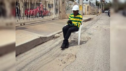 Hoyos infernales en calle C de la urbanización Ralma