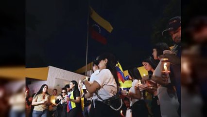 Venezolanos realizan vigilia frente al consulado