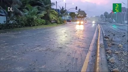 Sacudida del mar Caribe por incidencia de huracán  Beryl desprende dos banquetas en el Malecón.mp4