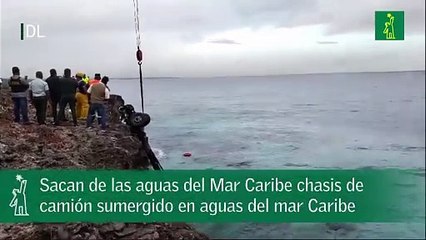 Sacan de las aguas del Mar Caribe chasis de camión sumergido en aguas del mar Caribe.mp4