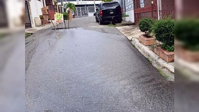 Fuga de agua afecta a moradores del residencial Carmen María