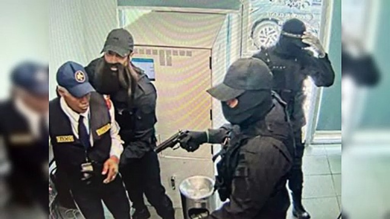 Policía busca dinero robado en asalto al Banco Popular