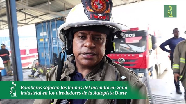 Bomberos sofocan las llamas del incendio en zona industrial en los alrededores de la Autopista Durte