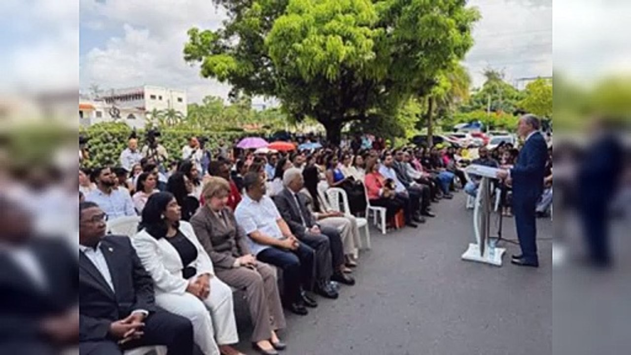 El Mescyt entrega 402 becas para maestrías internacionales