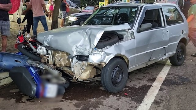 Pancada! carros se envolvem em forte batida no Centro e motos são atingidas