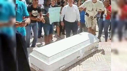 Protesta en Palacio Justicia Santiago con ataúd con restos de preso