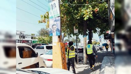 Carolina recoge letreros políticos terminada la campaña