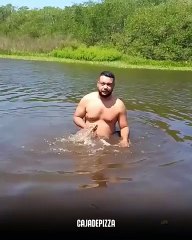 hombre se metió a bañar y casi termina en tragedia