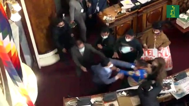 Patadas y puñetazos en el Congreso de Bolivia