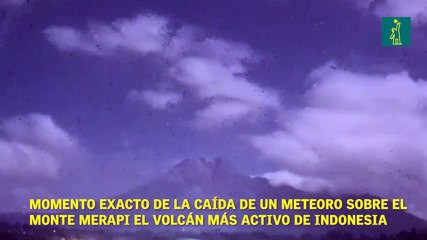 Momento exacto de la caída de un meteoro sobre el monte merapi el volcán más activo de indonesia.