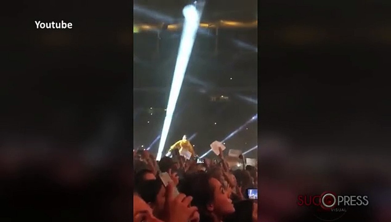 Subastan un tenis que Justin Bieber lanzó al público durante concierto