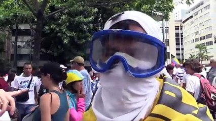 Bombas de excremento contra policías en Venezuela