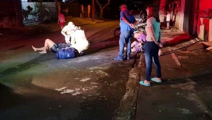 Ao desviar de cão, homem e mulher caem de moto no Bairro Interlagos
