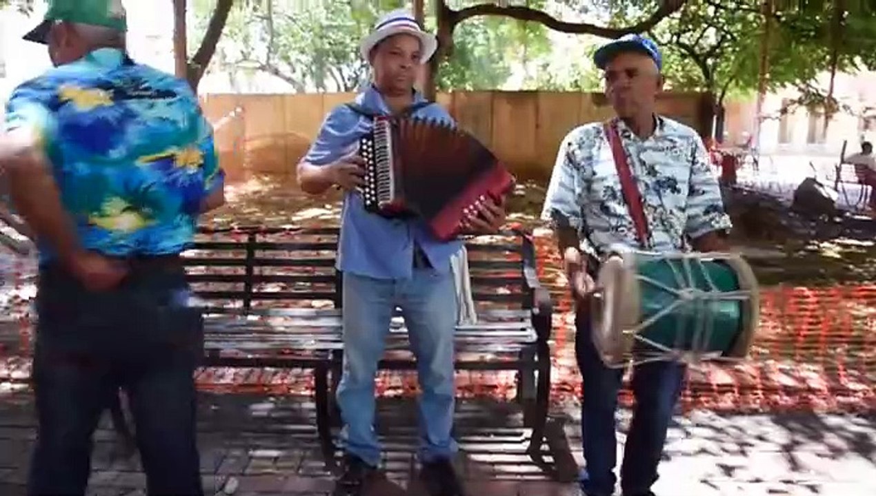 video turistas musicos tipicos Zona Colonial autor  NEHEMIAS ALVINO.mov