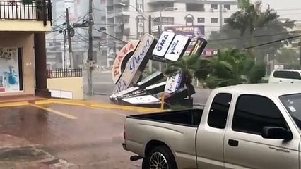 Ventarrón provoca destrozos en Santiago