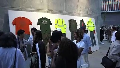 Homenaje a recolectores de basura en Semana de la Moda de NY