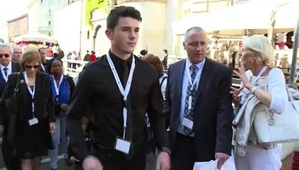 Papa Francisco recibe a familiares de atentado de Niza