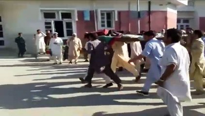 Atentado suicida deja 23 muertos en mezquita de Pakistán