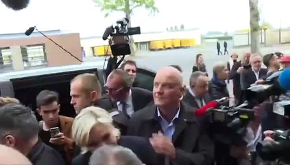 Francia: manifestantes lanzan huevos a Marine Le Pen