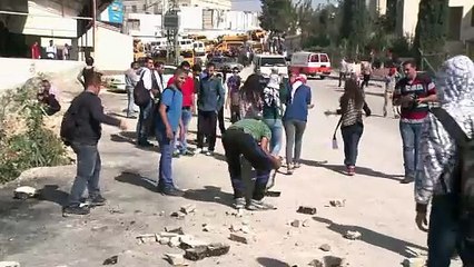 Palestinos arremeten contra muro de separación israelí