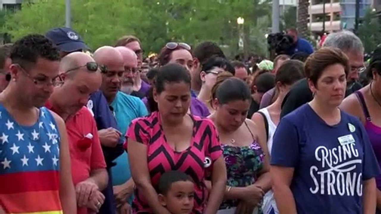 Velas, lágrimas y canto en vigilia por víctimas de Orlando