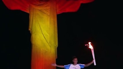 Cristo Redentor de Rio se ilumina al recibir llama paralímpica