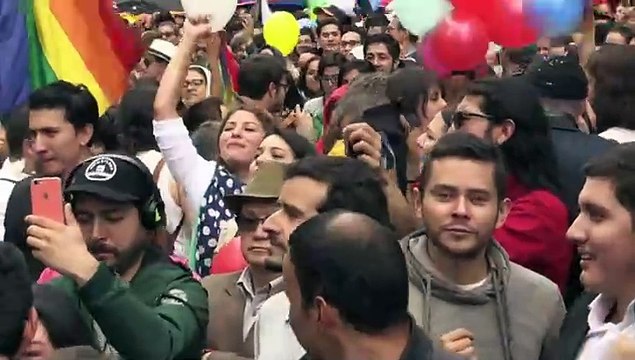 Abrazos y lágrimas: colombianos celebran acuerdo Gobierno-FARC