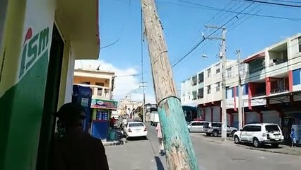 Poste de luz pende de un hilo en Villa Francisca