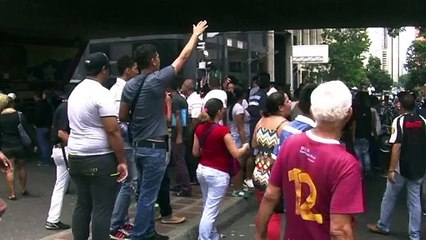 Venezuela: dispersan con gases protesta contra gobierno  Policías y militares dispersaron el jueves con gases lacrimógenos una protesta de decenas de personas contra el presidente de Venezuela, Nicolás Maduro, a pocas calles de la sede del gobierno.