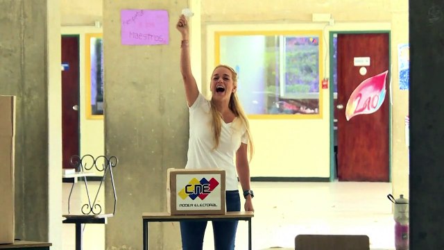 Lilian Tintori vota “por los presos políticos”