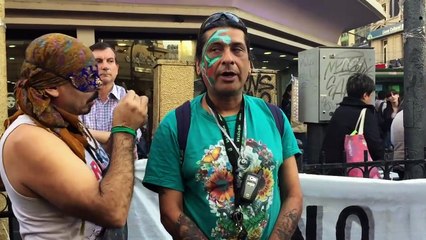 Hombres con faldas contra feminicidios en Argentina