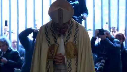 Papa insta a Iglesia a abrirse al mundo al inaugurar el Jubileo