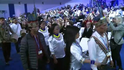 Pueblos indígenas tratan de hacerse oír en París