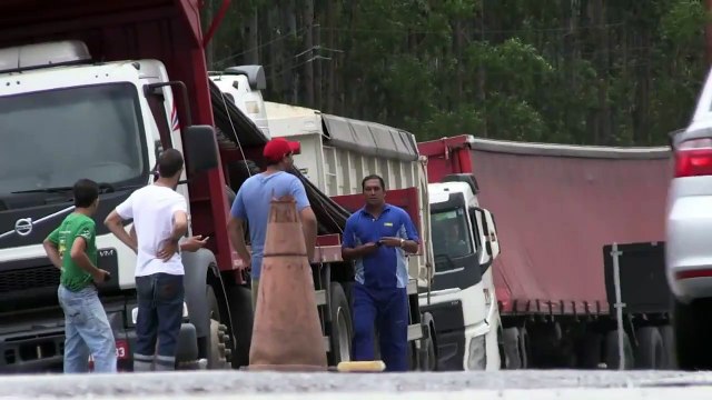 Camioneros brasileños exigen salida de Dilma Rousseff